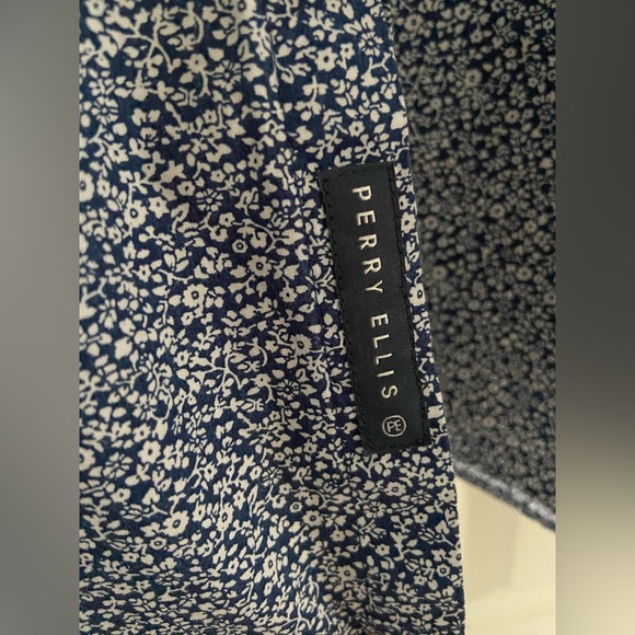 Perry Ellis Blue and White Floral Men’s Long Sleeved button down shirt size Lrg - Picture 4 of 7